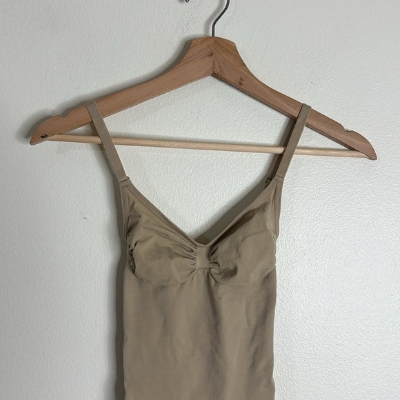 Skims Seamless Sculpt Mid Thigh Bodysuit in clay size small NWOT - Picture 3 of 11